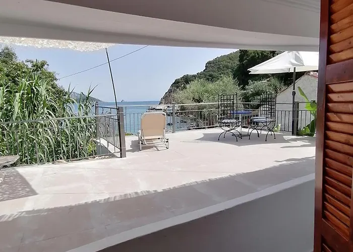 Vivaria House *